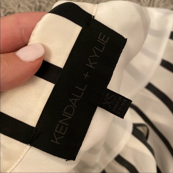 🔵 Kendall & Kylie Black & White Stripe Button Down - Picture 5 of 5